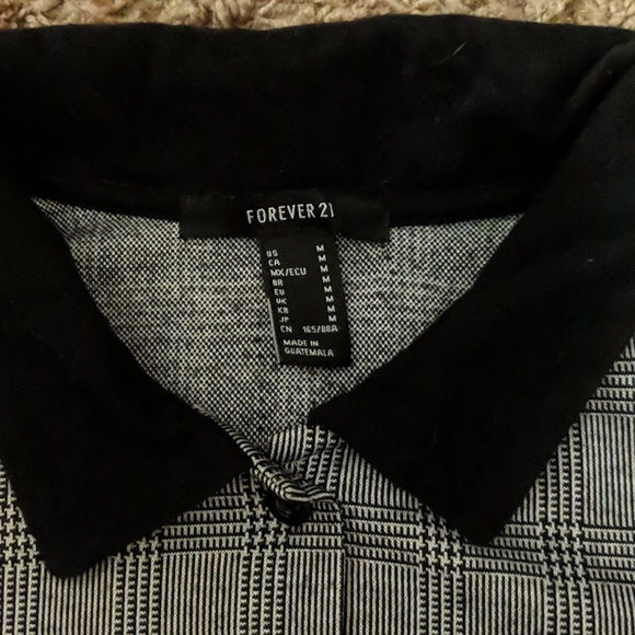 Cropped Button Down Collared Tee - Picture 3 of 4